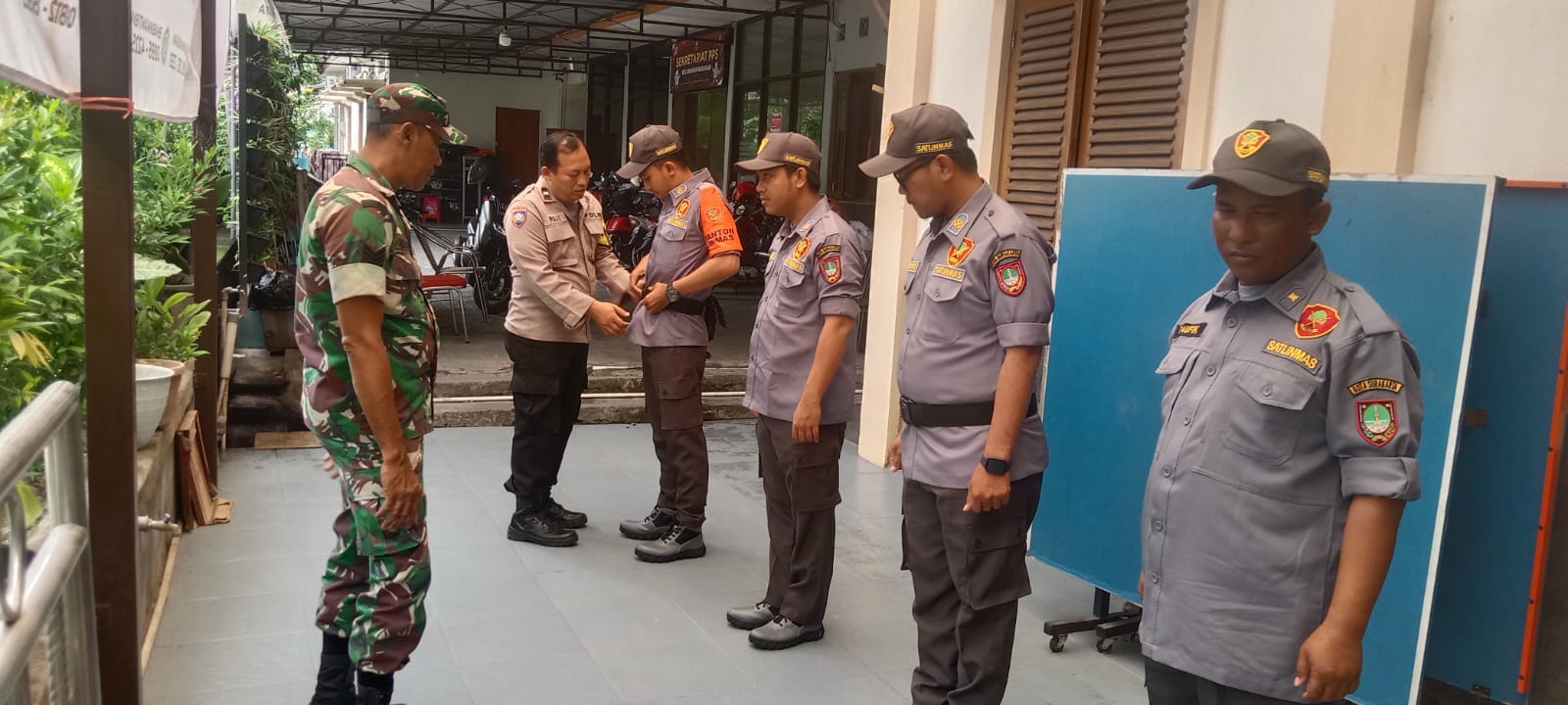 Terungkap..!! Begini Cara Babinsa Kelurahan Nusukan Bersama Bhabinkamtibmas Dalam Meningkatkan Kedisiplinan Linmas