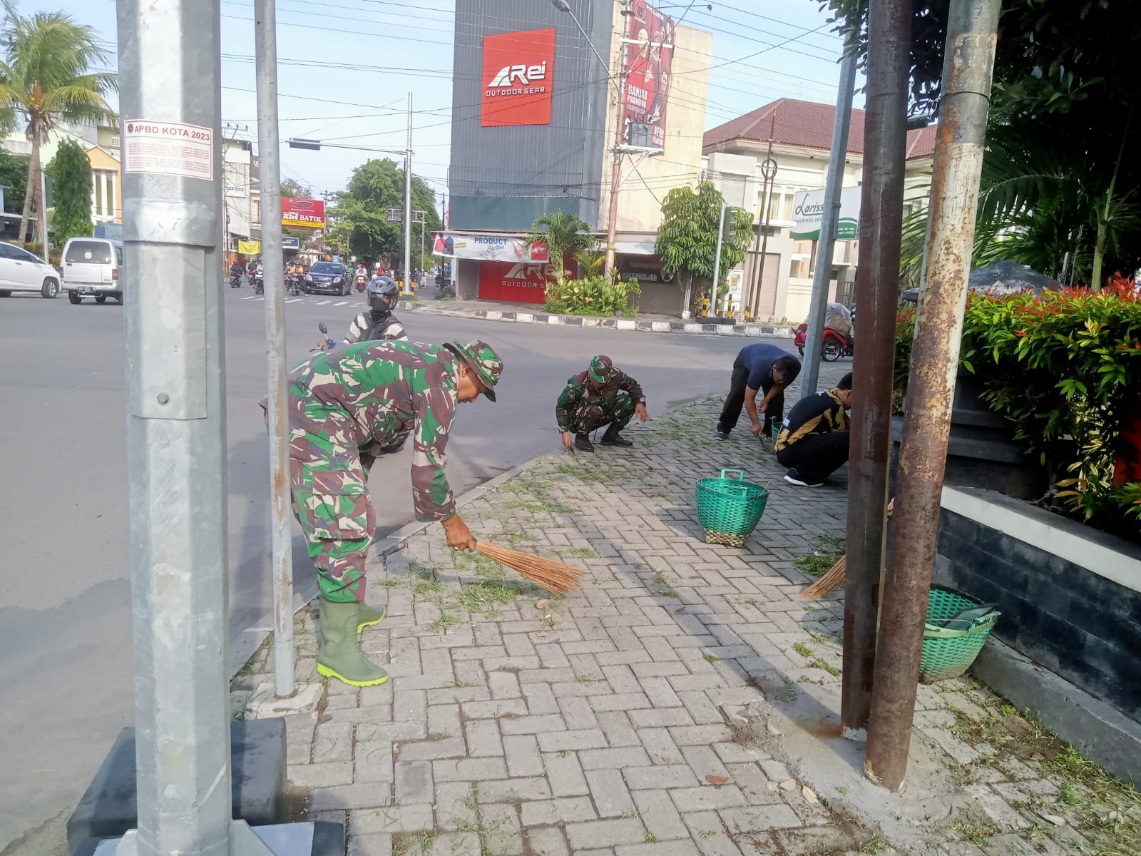 Bersama Staf Kelurahan Dan Linmas, Babinsa Ketelan Gotong Royong Bersihkan Lingkungan Kerja