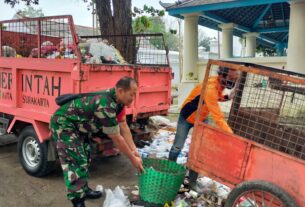 Bersihkan Sampah, Contoh Konkrit Babinsa Kauman Pelopori Kebersihan di Wilayah Binaan