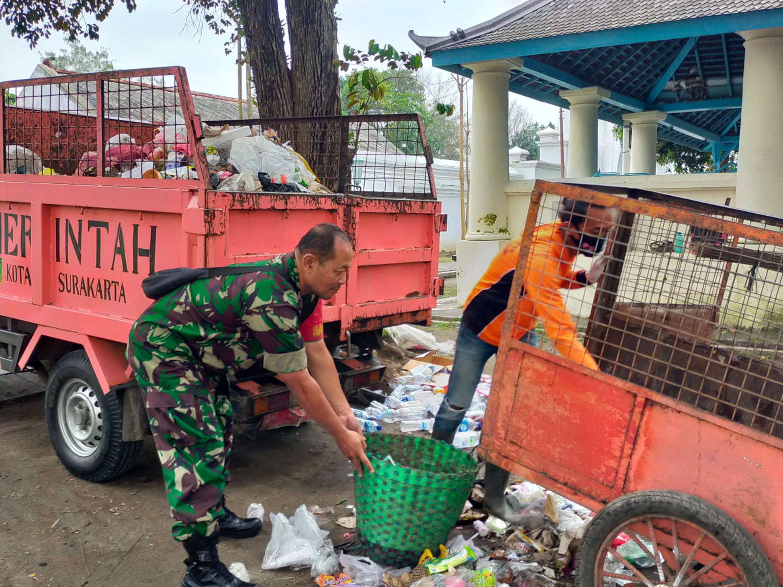 Bersihkan Sampah, Contoh Konkrit Babinsa Kauman Pelopori Kebersihan di Wilayah Binaan
