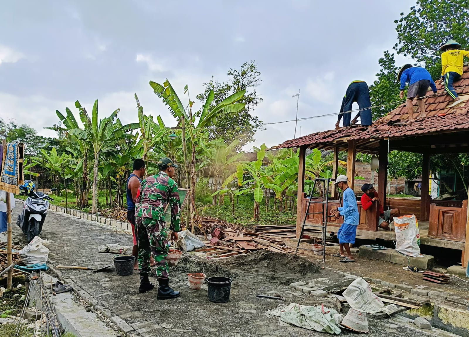 Binter Terpadu, Babinsa Koramil Sumberrejo Bojonegoro dan Warga Tulungrejo bangun Musholla