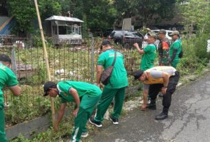 Bulan Puasa Tak Menyurutkan Babinsa Mangkubumen Kerja Bakti Bersihkan Lingkungan Bersama Warga