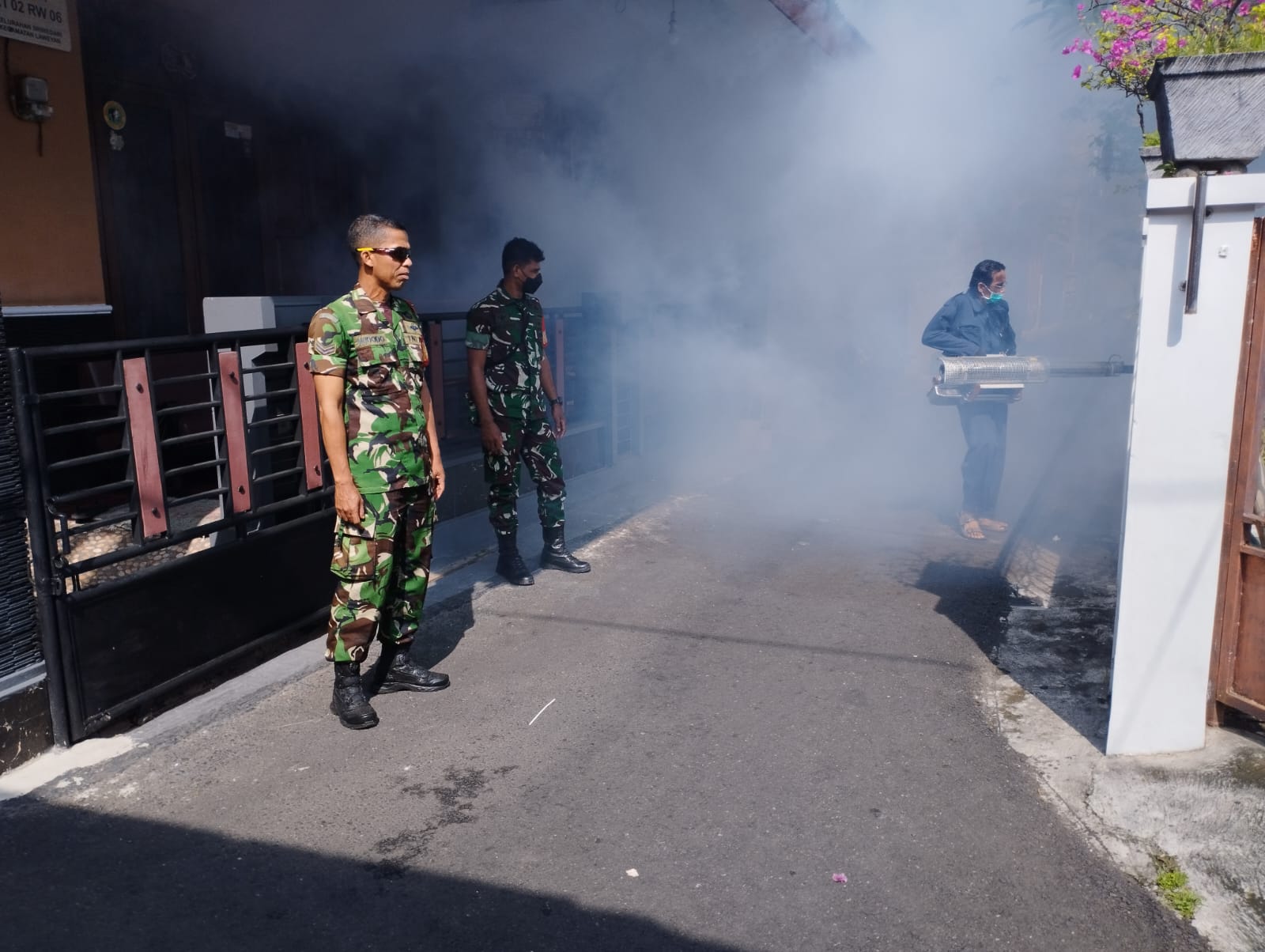 Cegah Demam Berdarah,Babinsa Sriwedari Dampingi Dinas Kesehatan Basmi Sarang Nyamuk Dengan Cara Fogging