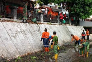 Cegah Tangkal Bencana Banjir, Babinsa Bersama Linmas Dan Warga Laksanakan Pembersihan Kali Pepe