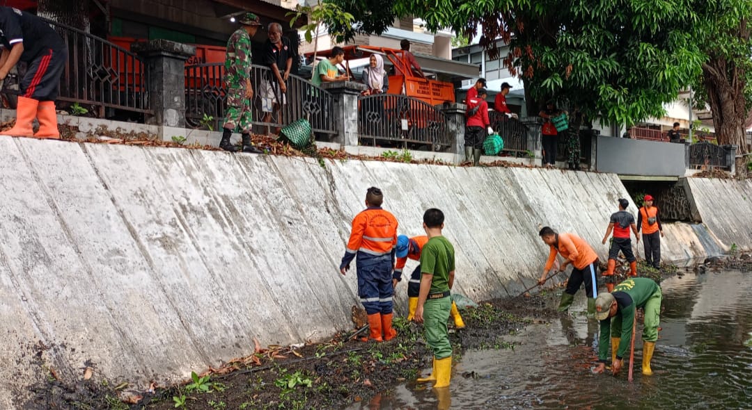 Cegah Tangkal Bencana Banjir, Babinsa Bersama Linmas Dan Warga Laksanakan Pembersihan Kali Pepe