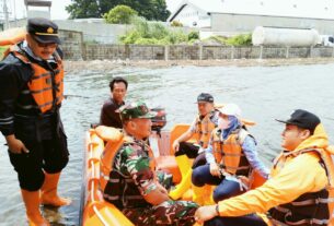 DANRAMIL JATI KAPOLSEK JATI DAN CAMAT TINJAU SITUASI BANJIR