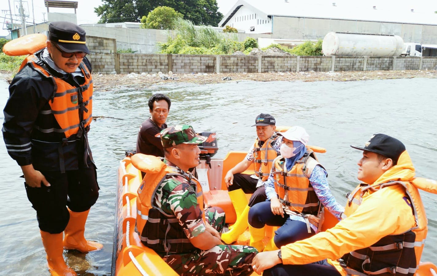 DANRAMIL JATI KAPOLSEK JATI DAN CAMAT TINJAU SITUASI BANJIR