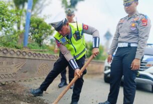 Demi keselamatan warga, Sat Lantas Polres Lampung Utara Timbun Jalan Berlubang