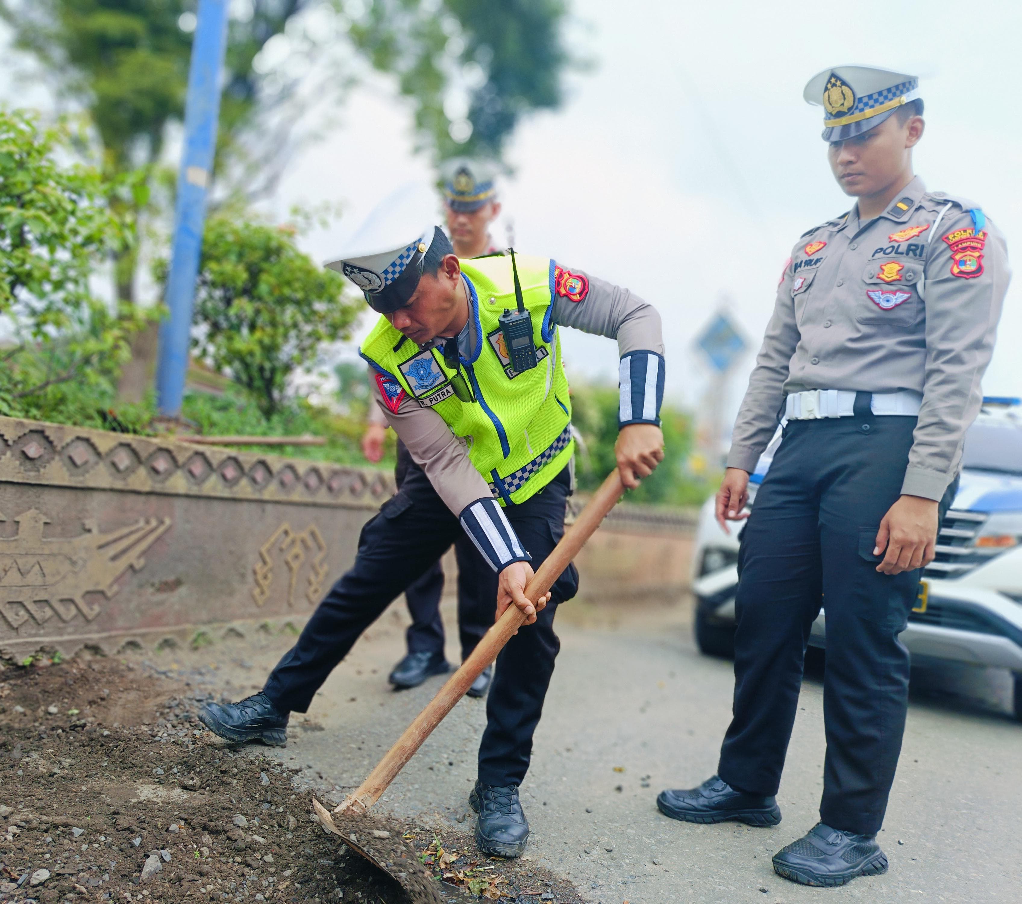 Demi keselamatan warga, Sat Lantas Polres Lampung Utara Timbun Jalan Berlubang