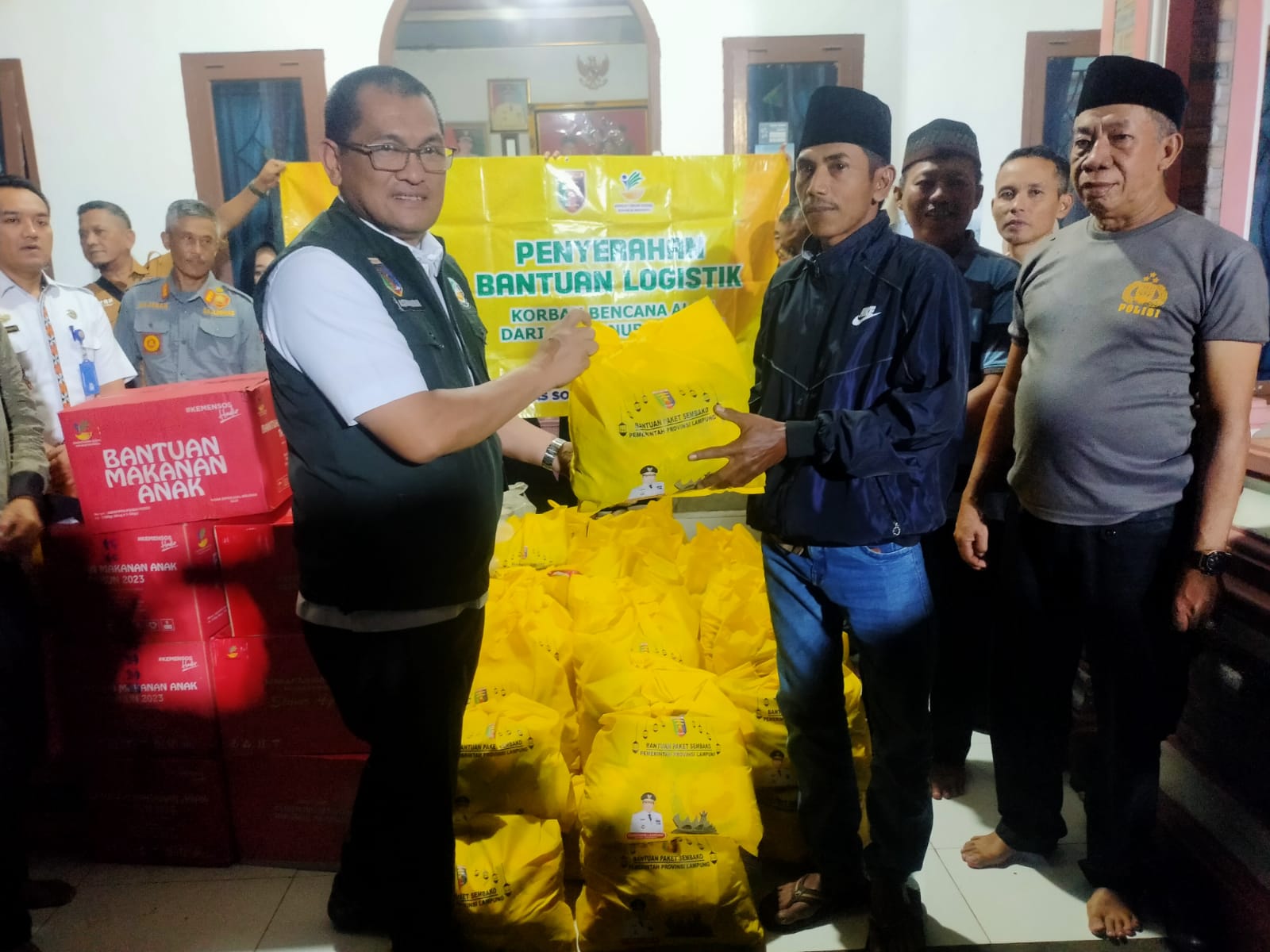 Gubernur Arinal Beri Bantuan Sembako dan Buffer Stock Untuk Satgas Penanggulangan Konflik Satwa Liar, dan Korban Terkaman Harimau di Kecamatan Suoh Lampung Barat