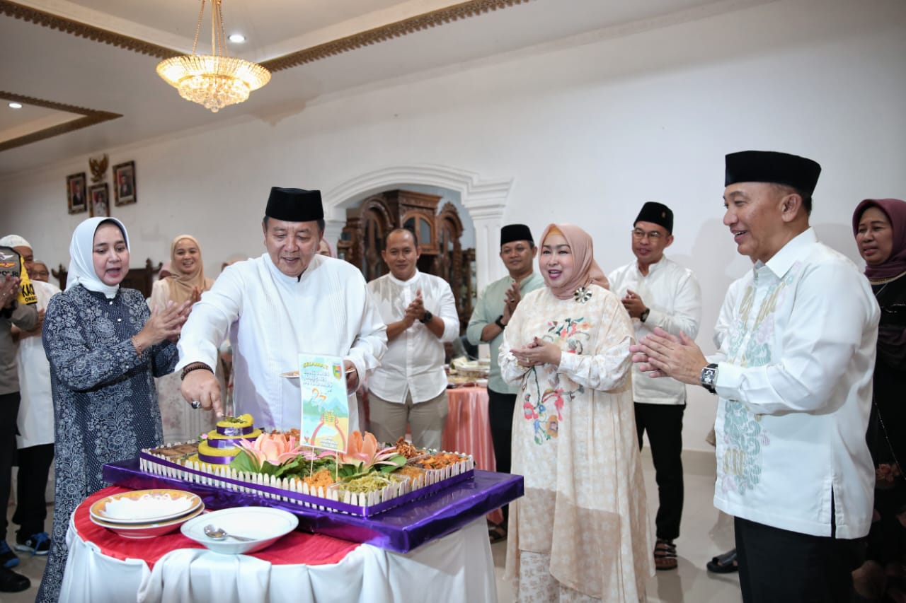 Gubernur Arinal Resmikan Operasi Pasar Beras Medium dan Bagikan Ratusan Paket Sembako dalam Rangkaian Safari Ramadan 1445 H di Kabupaten Tanggamus