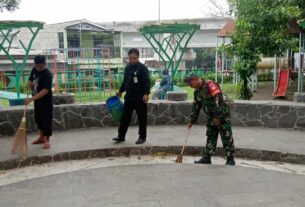 Guyup Rukun..!! Babinsa Bersama Security Taman Cerdas Kelurahan Nusukan Kerja Bhakti Bersihkan Taman