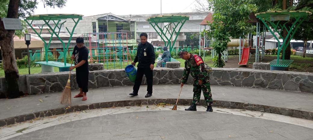 Guyup Rukun..!! Babinsa Bersama Security Taman Cerdas Kelurahan Nusukan Kerja Bhakti Bersihkan Taman
