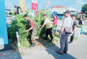 Hadapi Lomba Kampung KB, Babinsa Pucangsawit Bersama Warga Bersihkan Lingkungan