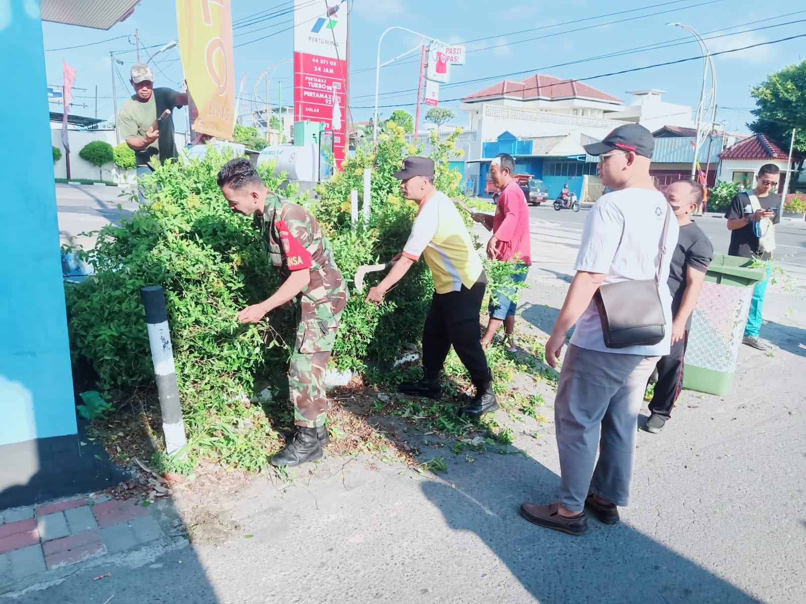 Hadapi Lomba Kampung KB, Babinsa Pucangsawit Bersama Warga Bersihkan Lingkungan