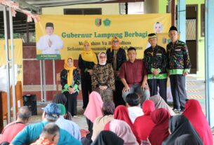 Ibu Riana Sari Arinal Bagikan Takjil kepada Komunitas Disabilitas Sensorik Netra di SLB Bina Insani, Gedong Meneng, Bandar Lampung