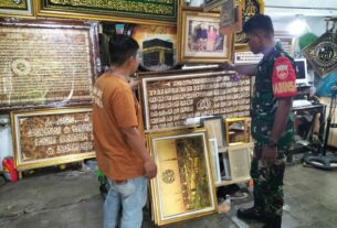Jalin Silaturahmi Di Bulan Ramadhan, Babinsa Sriwedari Sambangi Pengrajin Karya Seni Kaligrafi Ayat Suci Huruf Arab
