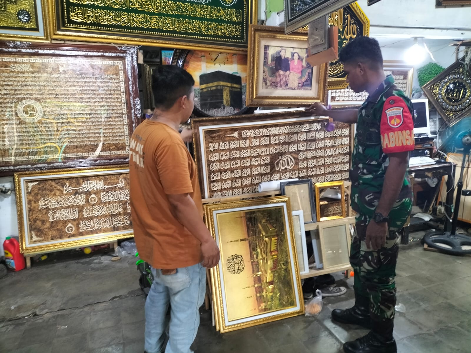 Jalin Silaturahmi Di Bulan Ramadhan, Babinsa Sriwedari Sambangi Pengrajin Karya Seni Kaligrafi Ayat Suci Huruf Arab
