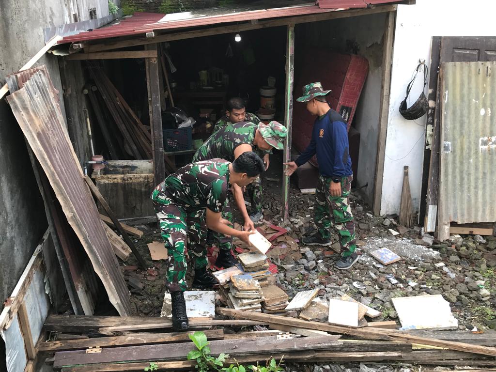 Koramil 04/Jebres Genjot Karya Bakti Renovasi Rumah Tidak Layak Huni Milik Veteran
