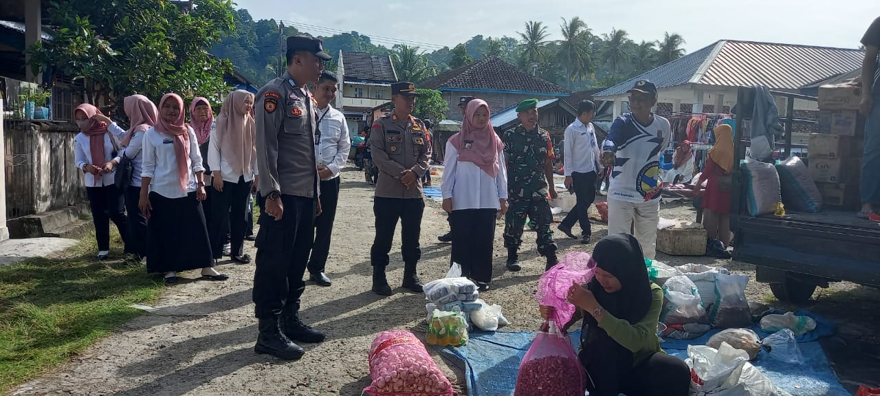 Kapolsek Pesisir Tengah Cek Langsung Harga Bahan Pokok Di Pasar