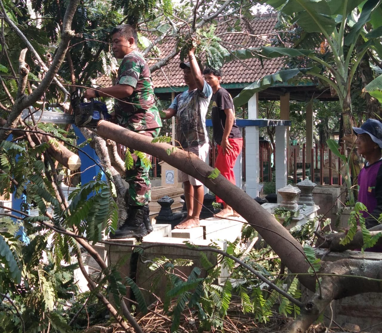 Kegiatan Ramadhan Dimanfaatkan Babinsa Banjarsari Bersama Warga Bersihkan Lingkungan