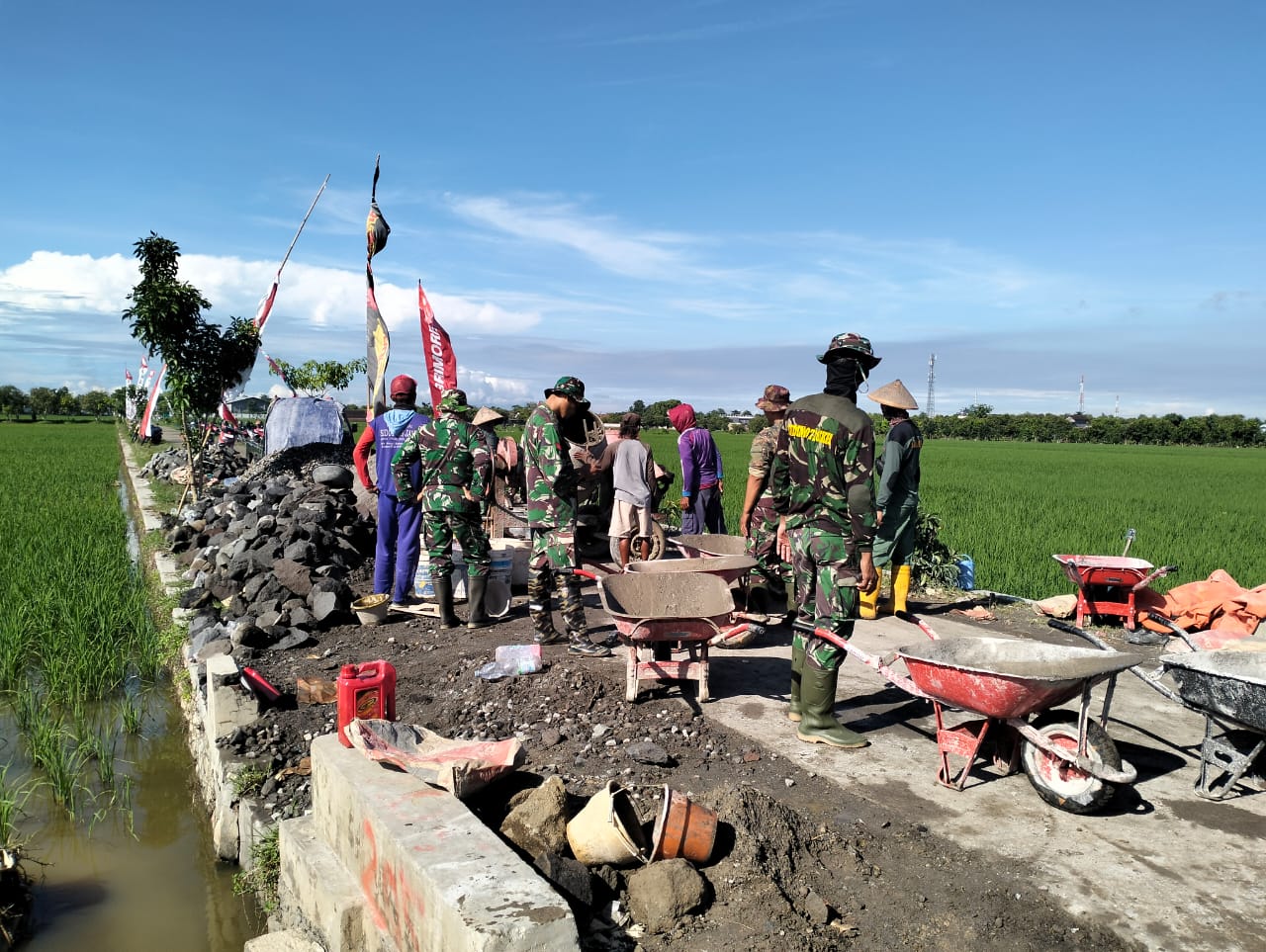 Kejar Waktu, Pembangunan Rabat Beton TMMD Kodim 0726/Sukoharjo Terus Di Kebut