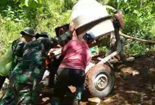 Kompak!! TNI Bersama Warga Melansir Alat Pengaduk Campuran Guna Kelancaran Pembangunan Jalan Penghubung Antar Desa