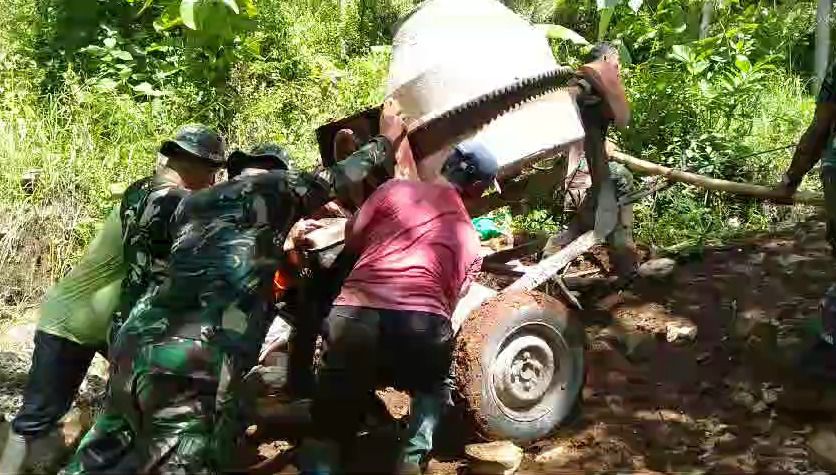 Kompak!! TNI Bersama Warga Melansir Alat Pengaduk Campuran Guna Kelancaran Pembangunan Jalan Penghubung Antar Desa