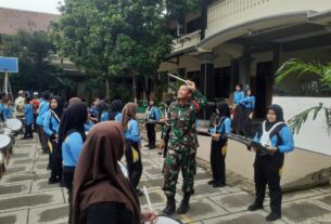 Latih Kekompakan, TNI Kodim Wonogiri Latih Puluhan Siswa SMPN 2 Wonogiri Drumband