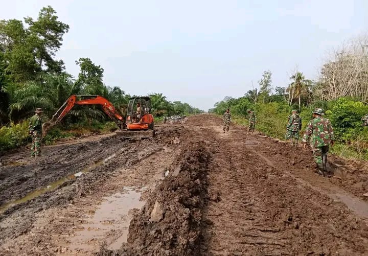 Maksimalkan Pengerjaan Badan Jalan, Satgas TMMD Kodim 0401/Muba