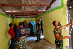 Manunggal Dengan Rakyat, Anggota Koramil 04/Jebres Gotong Royong Renovasi Rumah Warga