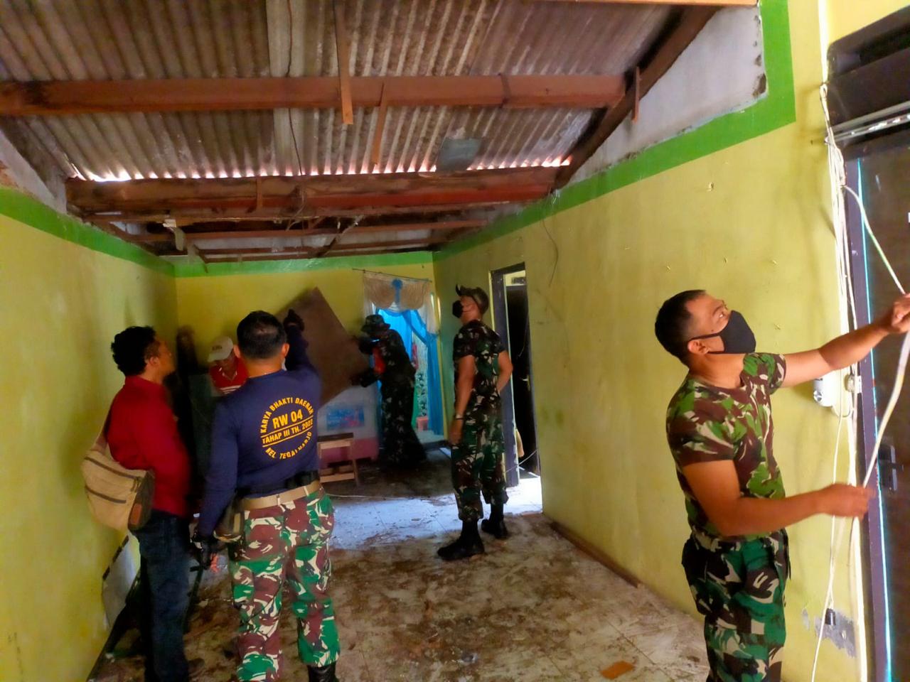 Manunggal Dengan Rakyat, Anggota Koramil 04/Jebres Gotong Royong Renovasi Rumah Warga