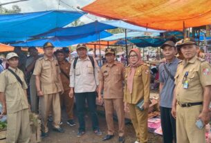 Masyarakat Bersama Pemdes Suka Sari Bangunan Pasar Desa