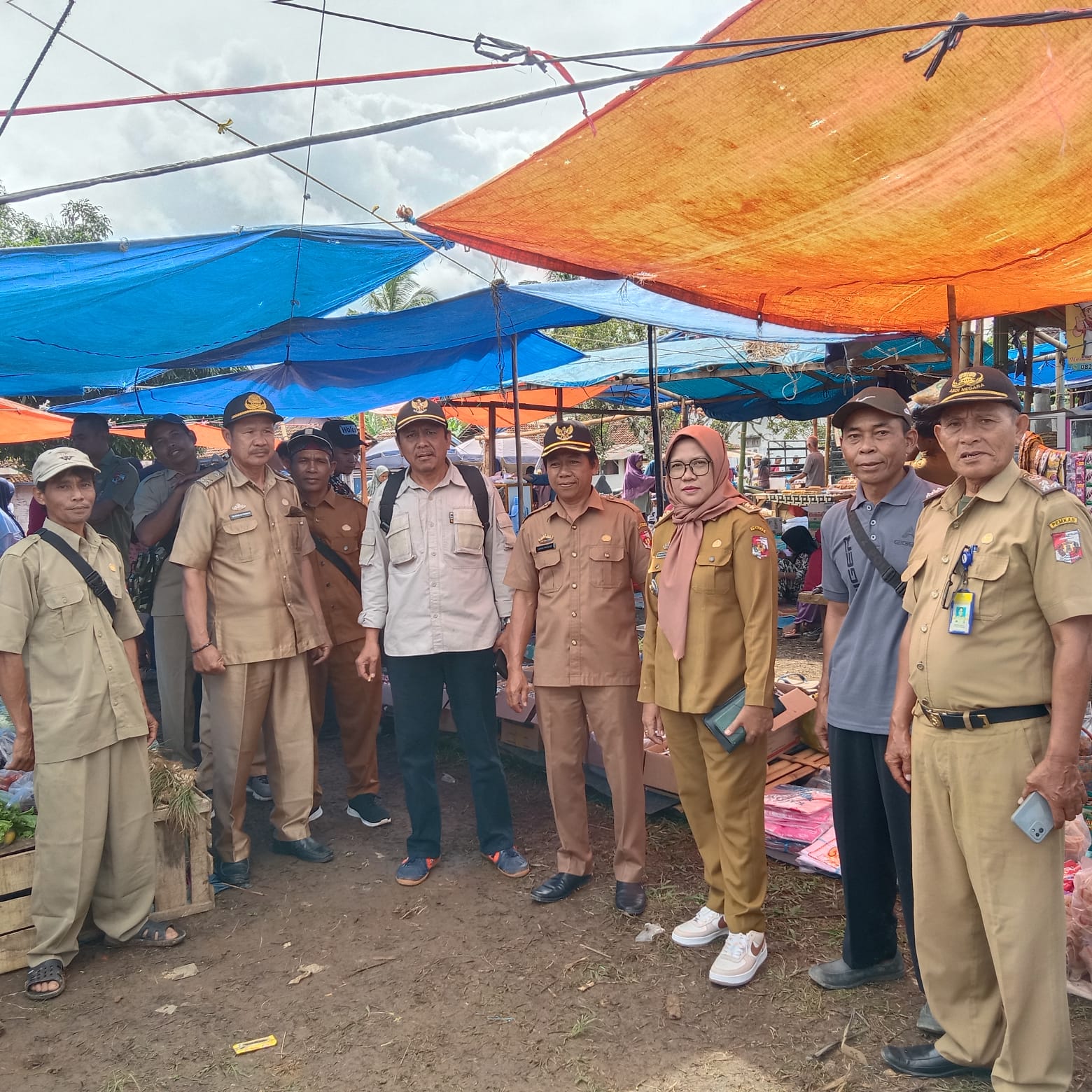 Masyarakat Bersama Pemdes Suka Sari Bangunan Pasar Desa