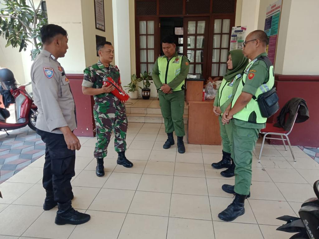 Meminimalisir Terjadinya Kebakaran, Babinsa Kepatihan Wetan Beri Arahan Penggunaan APAR Kepada Linmas