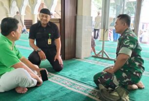 Momen Bulan Ramadhan, Babinsa Pasarkliwon Silaturahmi Dan Jalin Komsos di Masjid Assegaf