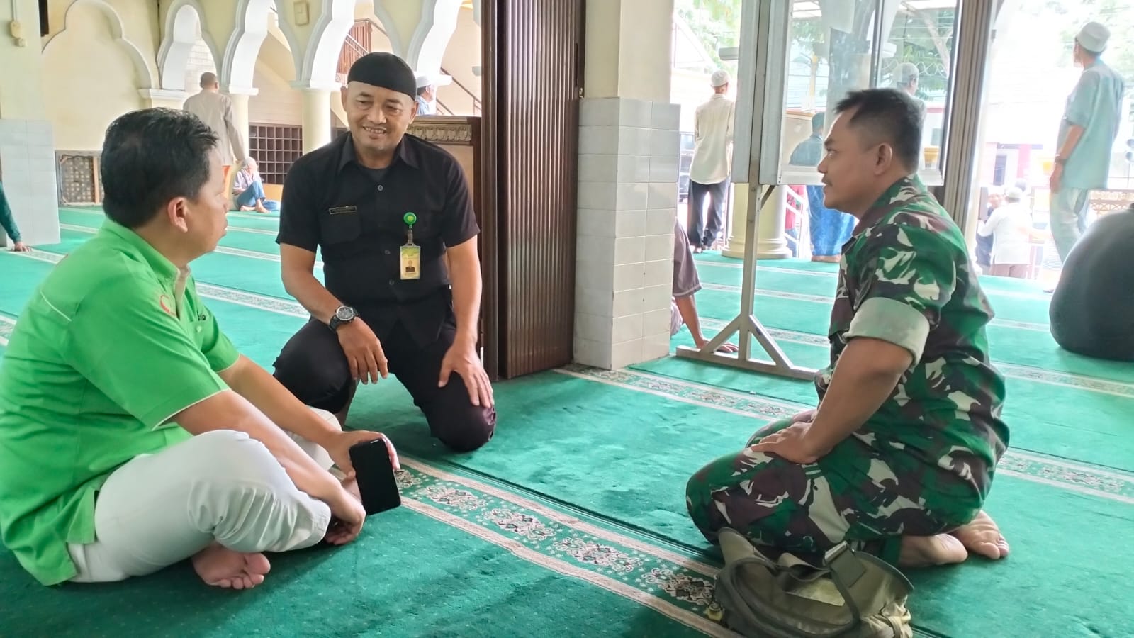 Momen Bulan Ramadhan, Babinsa Pasarkliwon Silaturahmi Dan Jalin Komsos di Masjid Assegaf