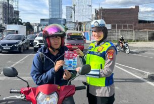 Ops Keselamatan, Sat Lantas Polresta Bandar Lampung Bagikan Pamflet dan Brosur Kepada Pengguna Jalan