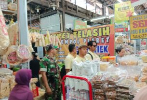 Pantau Situasi Pasar Gede Jelang Bulan Ramadhan, Babinsa Sudiroprajan Interaksi Dengan Pedagang Dan Pembeli