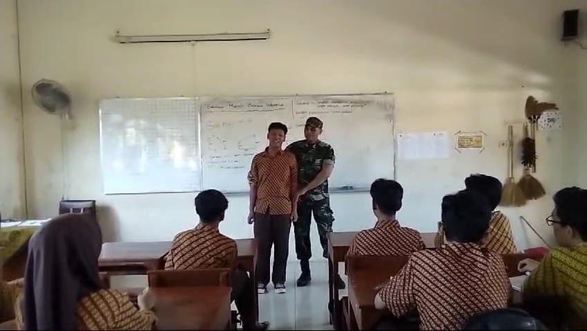 Patik Semangat Belajar, Serma Yudhi Widiyanto Datangi SMP N 22 Surakarta Dan Berikan Motivasi