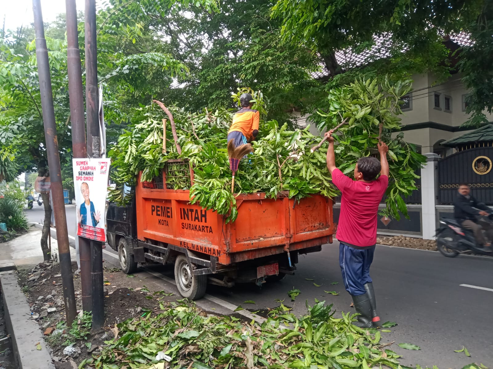 Peduli Kebersihan,Babinsa Manahan Laksanakan Kerja Bakti Bersama Rempas Kelurahan Manahan