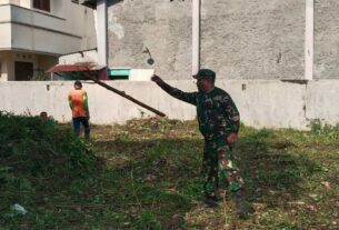 Peduli Kebersihan Lingkungan, Babinsa Joyotakan Bersama Perangkat Kelurahan Kerja Bakti