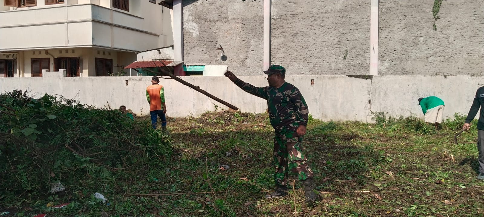 Peduli Kebersihan Lingkungan, Babinsa Joyotakan Bersama Perangkat Kelurahan Kerja Bakti