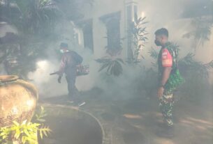 Peduli Kesehatan Warga, Babinsa Sriwedari Bersama Dinas Kesehatan Laksanakan Fogging