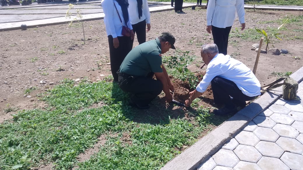 Peduli Lingkungan, Babinsa Lakukan Penanaman Pohon Bersama Perangkat Desa