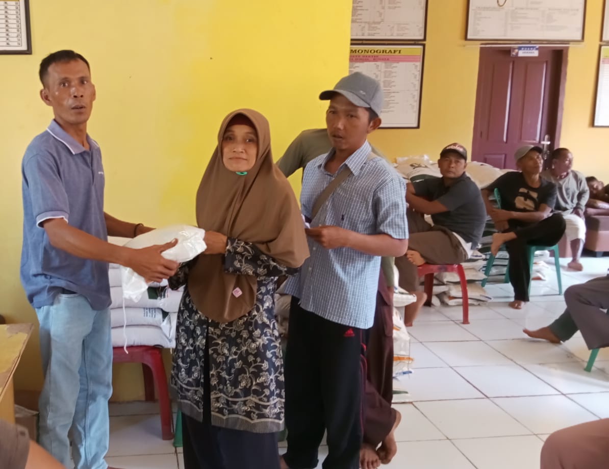 Pemdes Gunung Katon Distribusikan Beras Bantuan Pangan Kepada 211 KPM