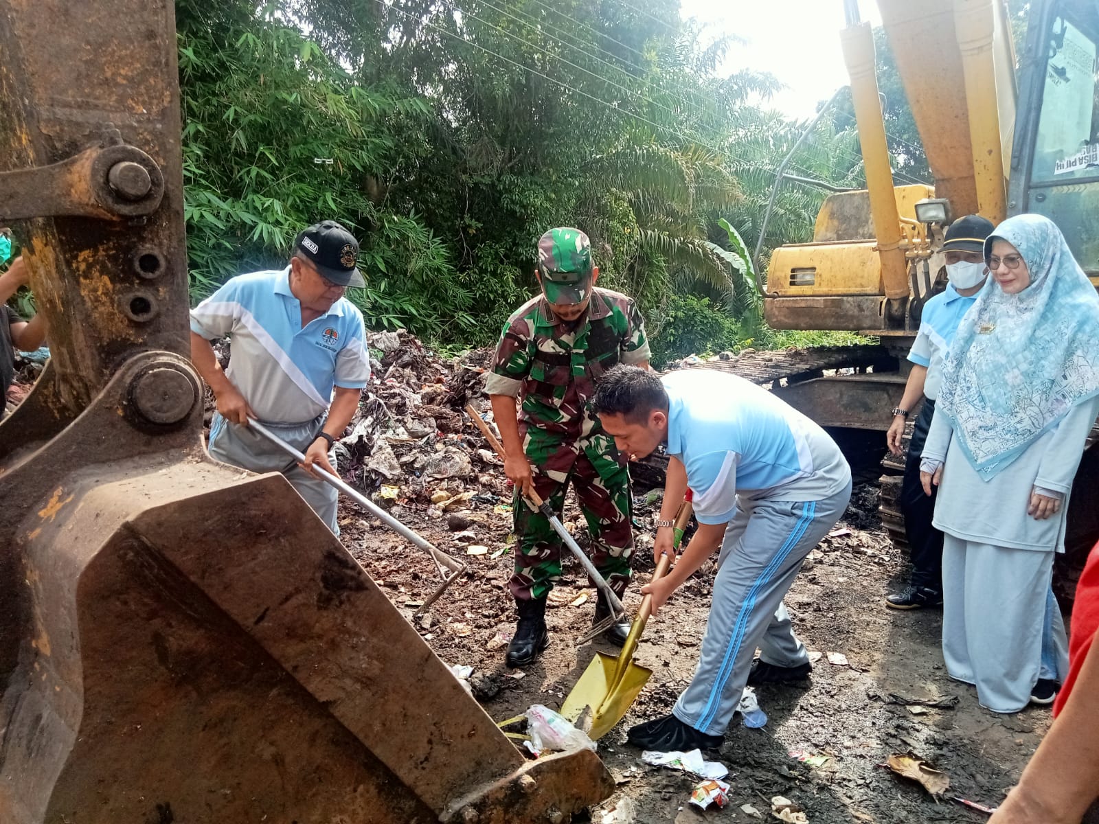 Peringati HPSN 2024, Pemkab Lampura bersih bersih Pengerukan Sampah KS tubun Kelurahan Kota Alam
