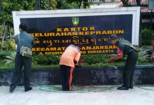 Sambut Bulan Suci Ramadhan, Babinsa Keprabon Bersama Tim Saberling Laksanakan Kerja Bakti Pembersihan Lingkungan