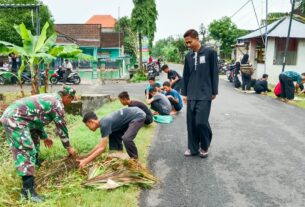 Sambut Ramadhan, Babinsa Koramil Sumberrejo Bojonegoro dan Warga Kedungrejo Bersih-Bersih Area Makam