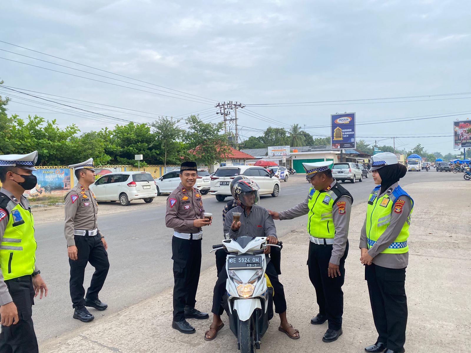 Satlantas Polres Tulang Bawang Barat Gelar Bagi Takjil Bagi Pengguna Jalan